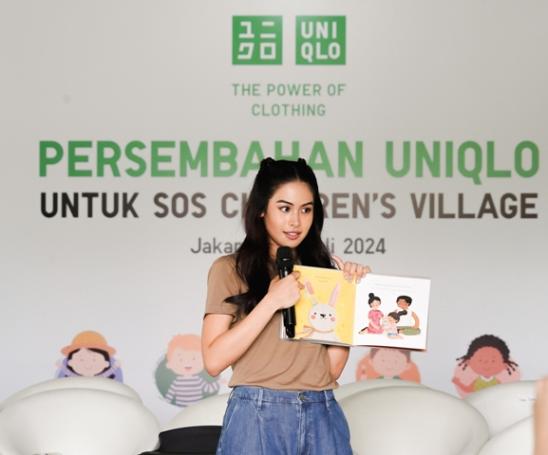 Maudy Ayunda membacakan buku cerita di depan anak-anak