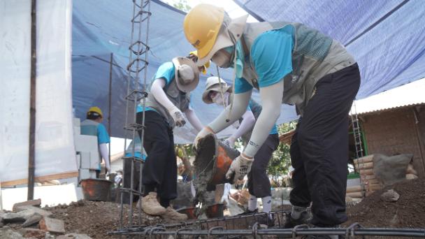 Relawan K-water turut membangun rumah untuk warga berpenghasilan rendah