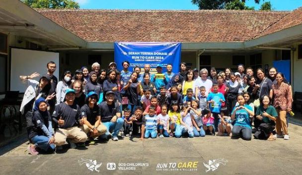 Keluarga besar SOS Childrens Villages Indonesia bersama perwakilan Pejuang Anak