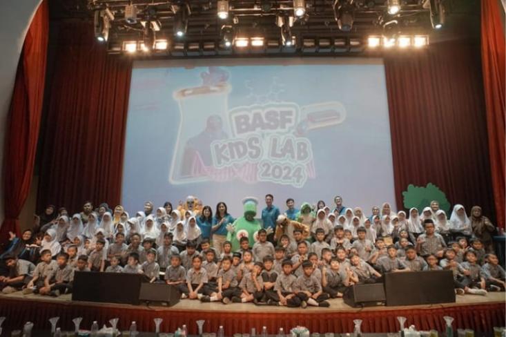 Anak-anak bisa menjelajahi dunia kimia bersama BASF. Foto: Ist