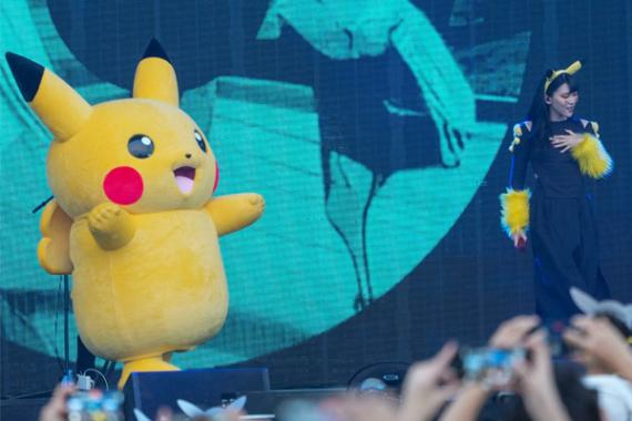 Kolaborasi Isyana dan Pikachu di atas panggung