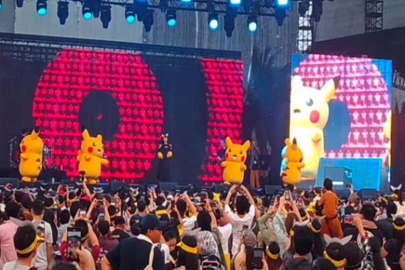 Penampilan Isyana bersama Pikachu di panggung