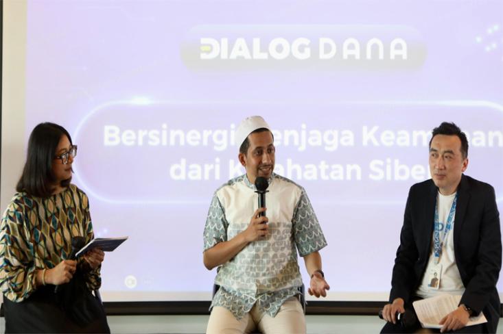 Ki-ka: MC, Habib Jafar, dan Cary Piantono (Chief Risk Officer DANA Indonesia). Foto: Ist