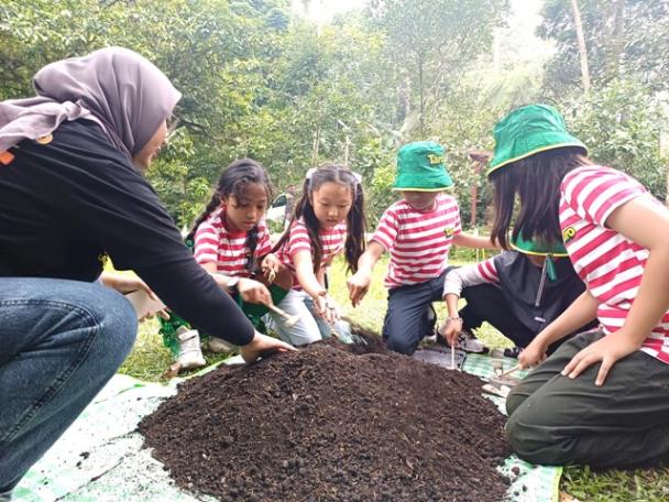 Para Rangers mencari kode tersembunyi dalam gundukan tanah