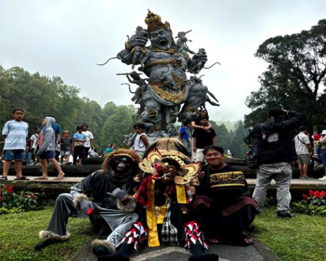 Ngelawang Barong, tradisi khas Bali yang menampilkan Barong (Foto : Ist)