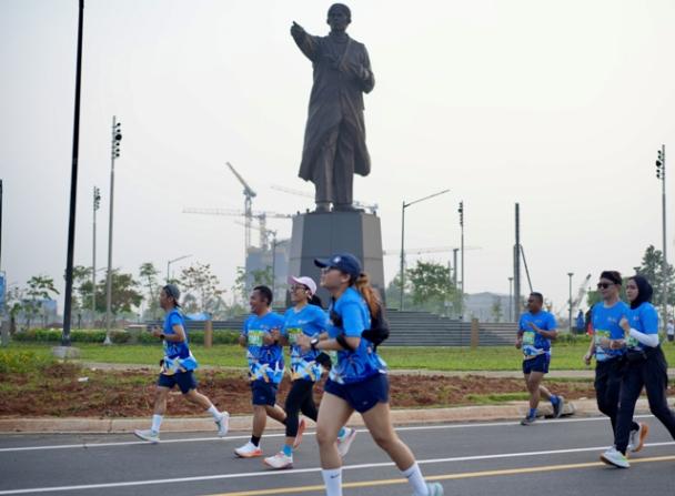 Pelari melewati landmark Patung Jenderal Sudirman, PIK 2