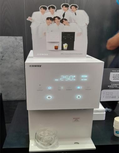 Coway Kristal ICE Water Purifier hasilkan 7 cube es batu dalam 20 menit. Foto: Novi