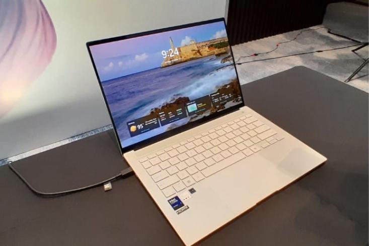 Ceraluminum membuat Zenbook S 14 OLED tampil tipis dan ringan. Foto: Novi