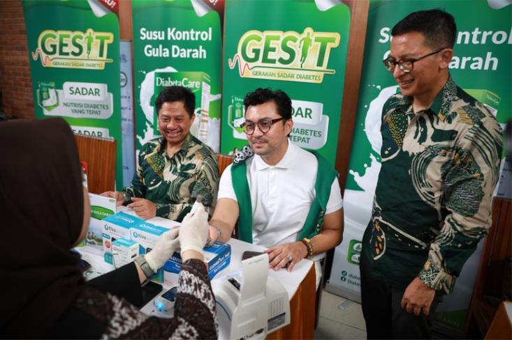 Rivanda Idiyanto dan Anjasmara cek gula darah disaksikan Robertus Purba. Foto: Ist