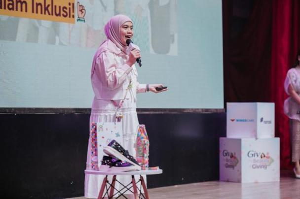 Presentasi Dessy Nur Annisa sebagai juara pertama kategori business existing The Beauty of Giving