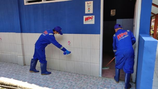 Pasukan Biru WPC Membersihkan Toilet SD