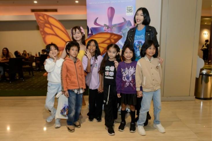 Bersama karakter Peri Dinda dan Kak Alya Nurshabrina pengisi suara Zanna. Foto: Rudy Sulistia