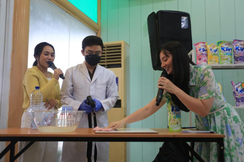 Pembuktian pembersihan lantai dari kuman dan kotoran oleh Asmirandah