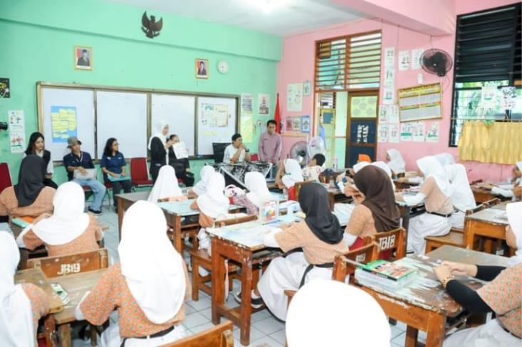 Para siswa antusias melihat beragam gambar dan cerita menarik di Majalah Kiko. Foto: Rudy Sulistya