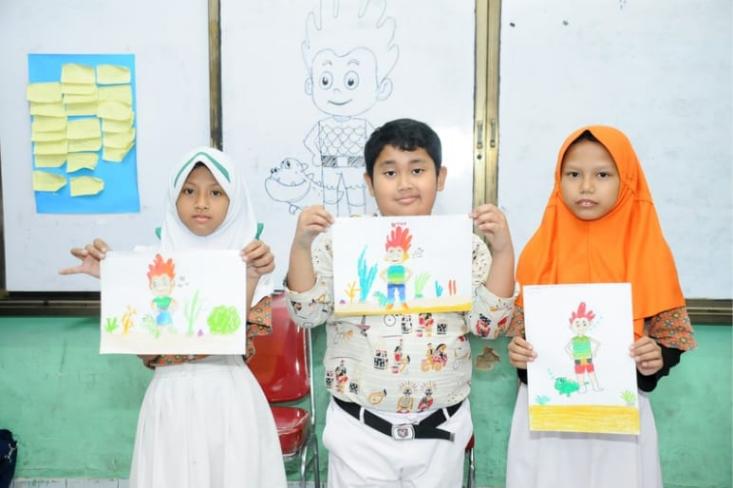 Siswa SDN Johar Baru 19 menunjukkan hasil karyanya. Foto: Rudy Sulistya