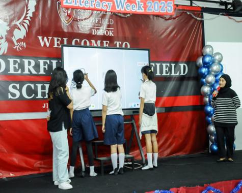 Anak-anak Kinderfield Primary School Depok sedang mencoba membuat komik mengunakan BenQ Board RP7503