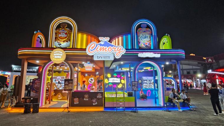 Penampakan main booth Cimory pada malam hari