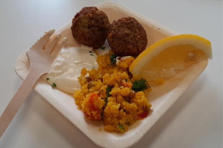 Falafel, inovasi baru yang dikembangkan sendiri, rasanya lembut di dalam, renyah di luar. Foto: Novi