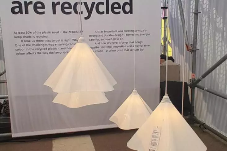 Lampu meja Sebracev yang dibuat dari plastik daur ulang. Foto: Novi