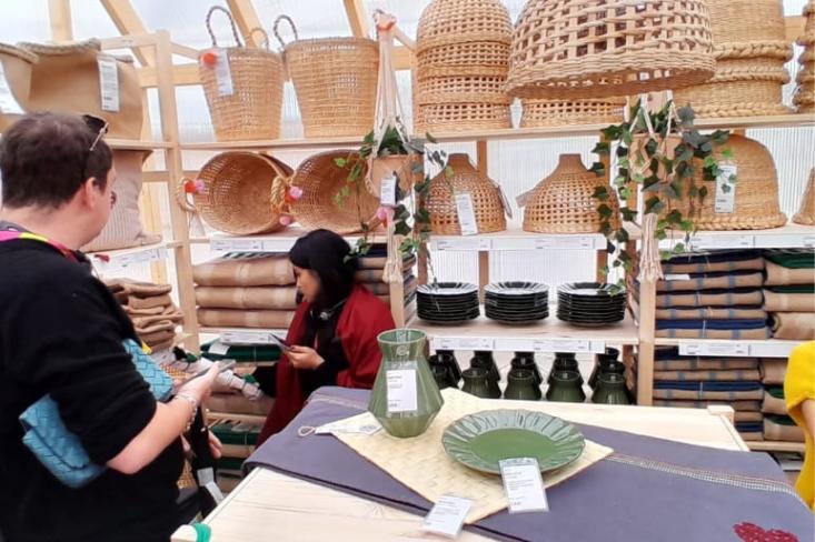 Di Indonesia, IKEA bekerja sama dengan Duanyam-usaha sosial, fokus kerajinan tangan. Foto: Novi