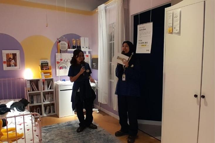 Ki-ka: Diyum (Visual Merchandise) dan Myrna (Interior Design Specialist IKEA JGC). Foto: Novi