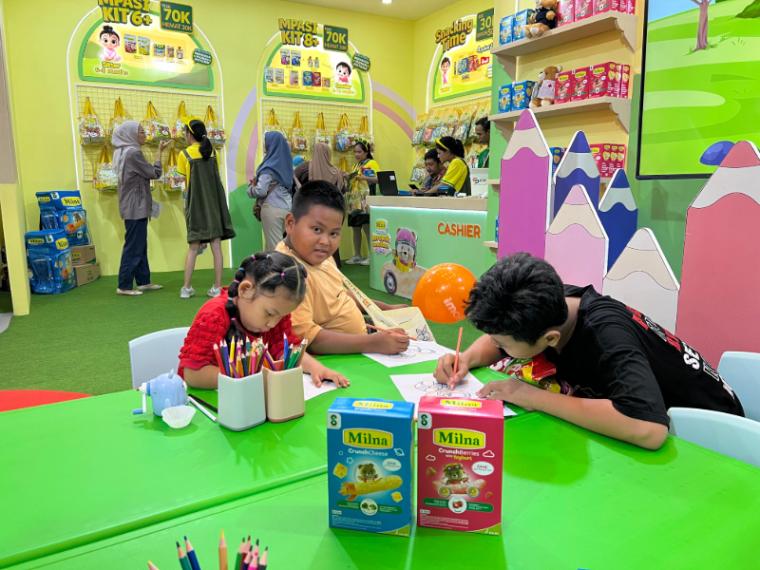 Booth menghadirkan aktivitas mewarnai seru untuk anak