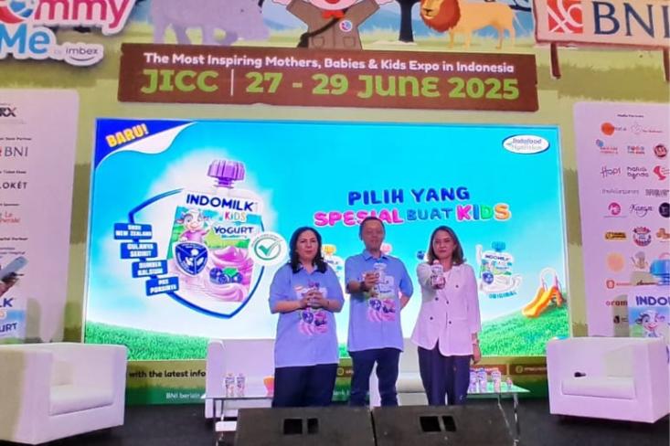 Ki-ka: Vanda Ratana, Tjatur Lestijaman, dan dr. Deva Putriane. Foto: Novi