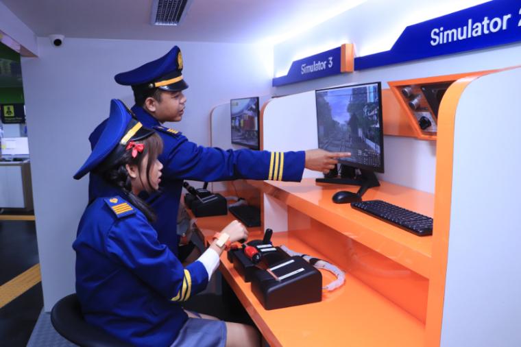 Berperan sebagai masinis