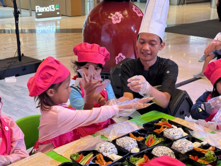 Anak-anak bisa mengikuti kelas membuat sushi setiap hari Sabtu