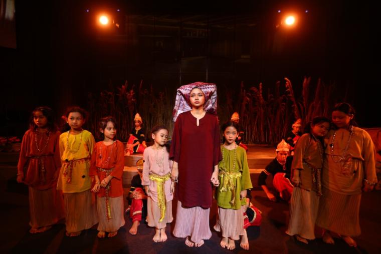 Pertunjukan Randai Tujuh Anak Miskin dan Raksasa