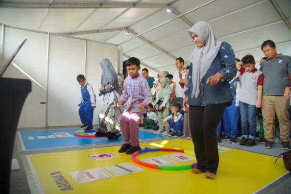 Siswa dan guru melakukan olahraga  komputasional bersama orangtua