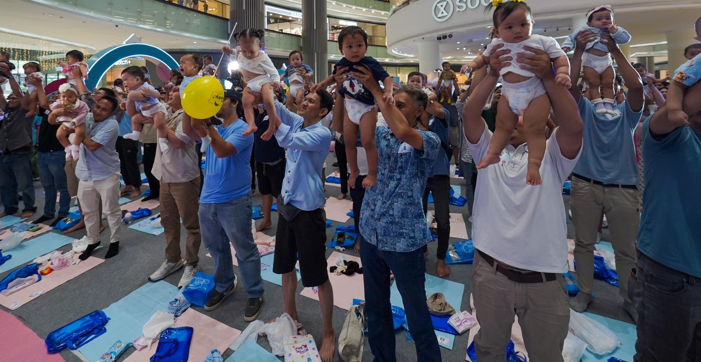 Ganti popok massal bersama ratusan Ayah dan Ibu