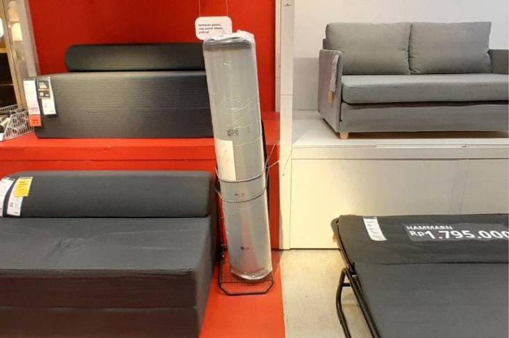 Produk lokal sofa tempat tidur NYKIL ketika digulung mudah untuk dibawa. Foto: Novi