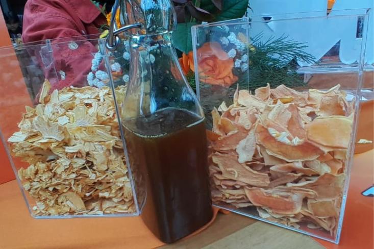 Menggunakan bahan-bahan alami lokal seperti nanas, lontar, dan nangka. Foto: Novi