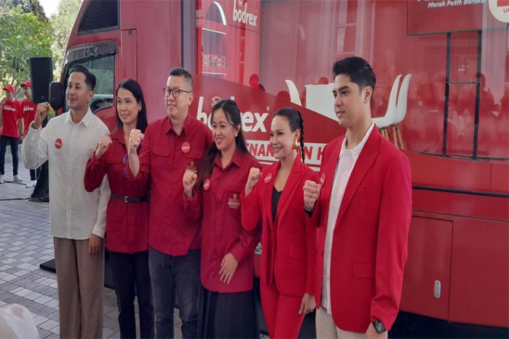 Melalui mobil klinik keliling, berikan pemeriksaan kesehatan dan pengobatan gratis untuk masyarakat luas di 12 titik, dari Pulau Sumatera hingga Jawa. Foto: Novi