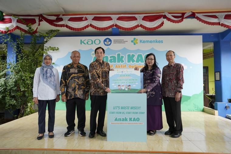Foto bersama serah terima dukungan sarana PHBS