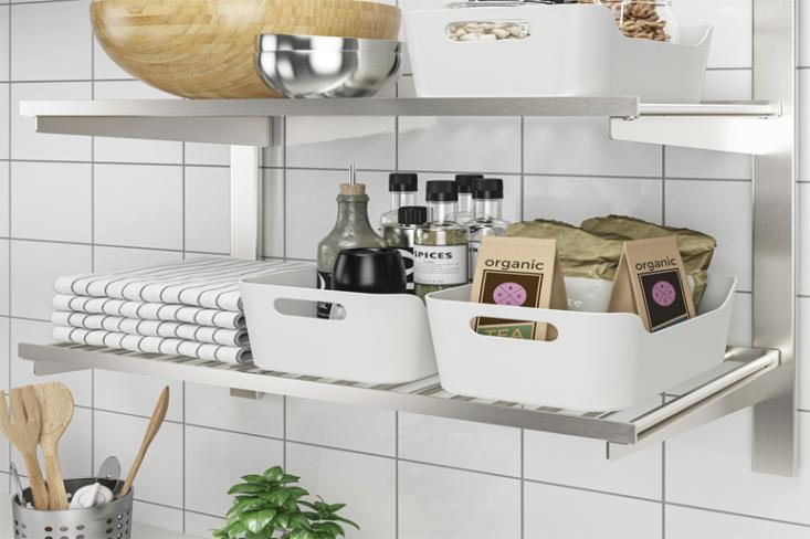 Stiker label nama bisa jadi penanda untuk kotak simpan barang atau makanan. Foto: Ist