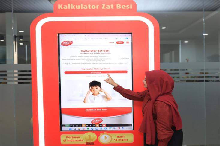 Seorang Ibu sedang menggunakan kalkulator Zat Besi. Foto: Ist