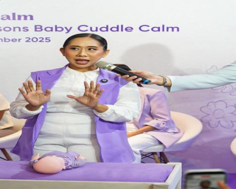 Bidan Tantri membagikan tips menenangkan bayi ketika rewel (Foto : Dok. Cussons Baby)