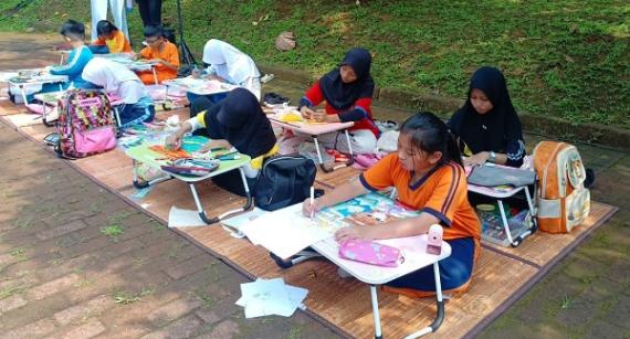 Kegiatan mewarnai bertema lingkungan (Foto: Efa)