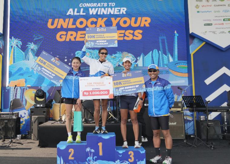 Pemenang Kategori 10K Female berada di podium utama