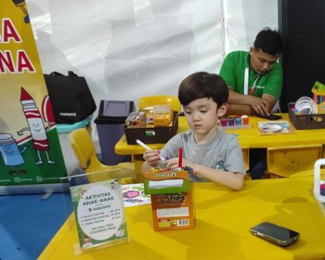 Anak -anak bisa mengikuti workshop melukis dan mewarnai (Foto : Retno)