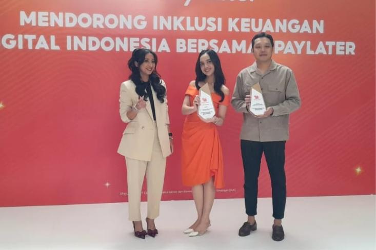 Ki-ka: Anggie Setia Ariningsih, Lyodra, dan Jonathan Febrian (CMO Zalmore). Foto: Novi