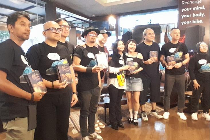 Memeluk Anak-Anak Biru lewat kolaborasi musik dan novel. Foto: Novi