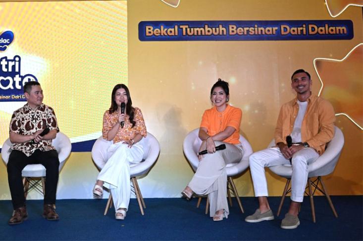 Ki-ka: dr. Ray Wagiu, Anissa Ardiellaputri-Head of Brand Bebelac, Jedar dan Suami. Foto: Ist