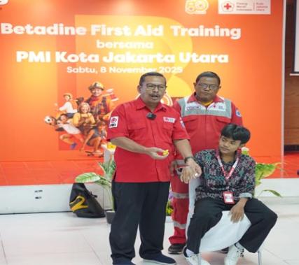 Sarjono saat sesi demo mengatasi luka dengan Betadine Antiseptic Solution (Foto : Ist)