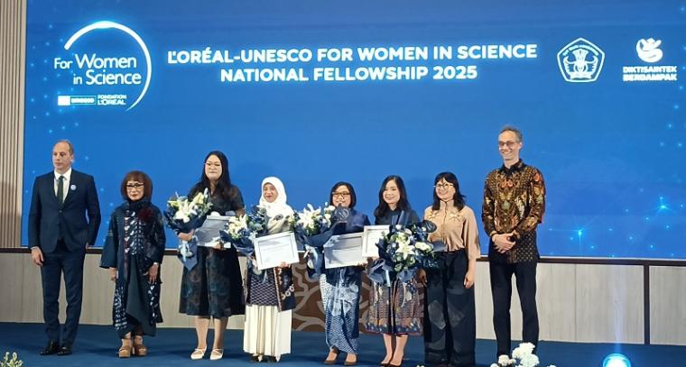 Seremonial penyerahan penghargaan