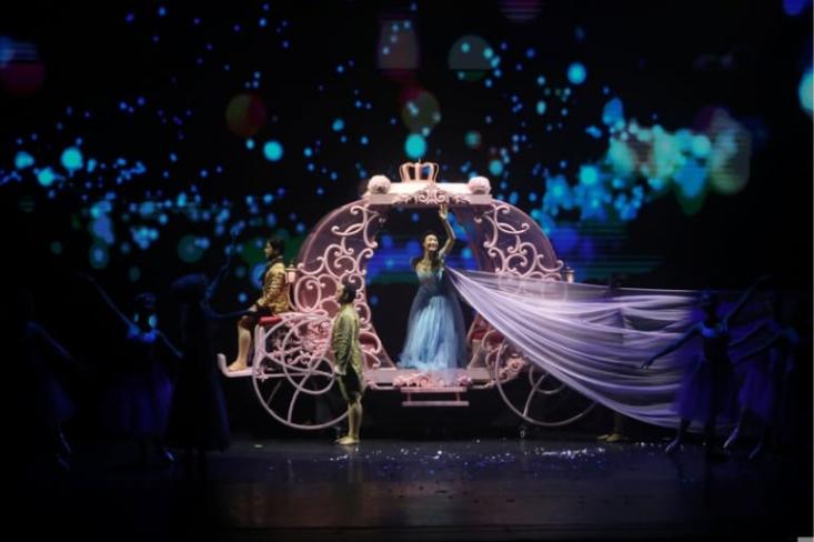 Cinderella, nama yang langsung membawa pada bayangan gaun gemerlap dan kereta labu. Foto: Ist