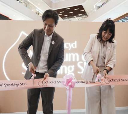 Quang Long dan Eka Puteri Widiyaningsih saat pembukaan Museum of Speaking Skin