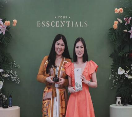 Melissa dan Vanessa saat memperkenalkan Melissea dalam re-launch ANYWHERE Reed Diffuser